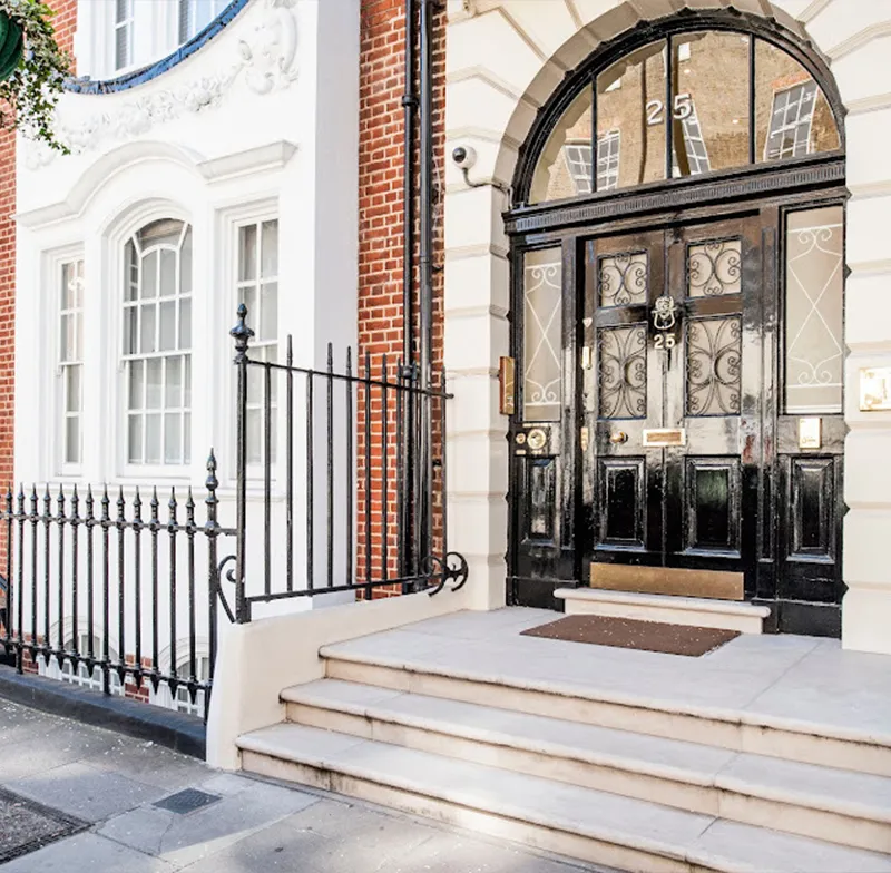 Dr Linda Fiumara Best Labiaplasty Surgeon UK Clinic Front of house at Labiaplasty London